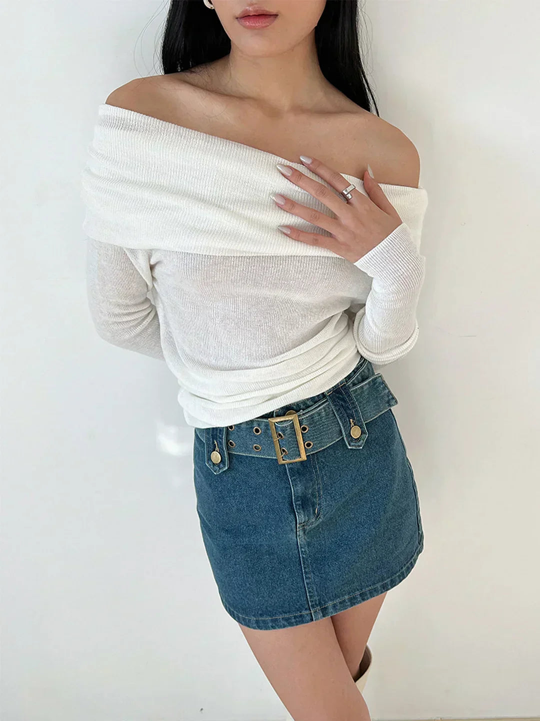 Top de manga larga y hombros descubiertos.