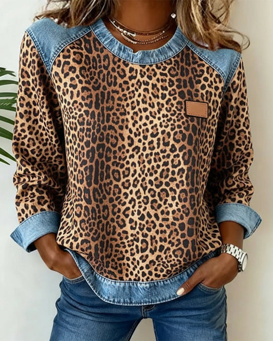 Sudadera de patchwork de denim con estampado de leopardo
