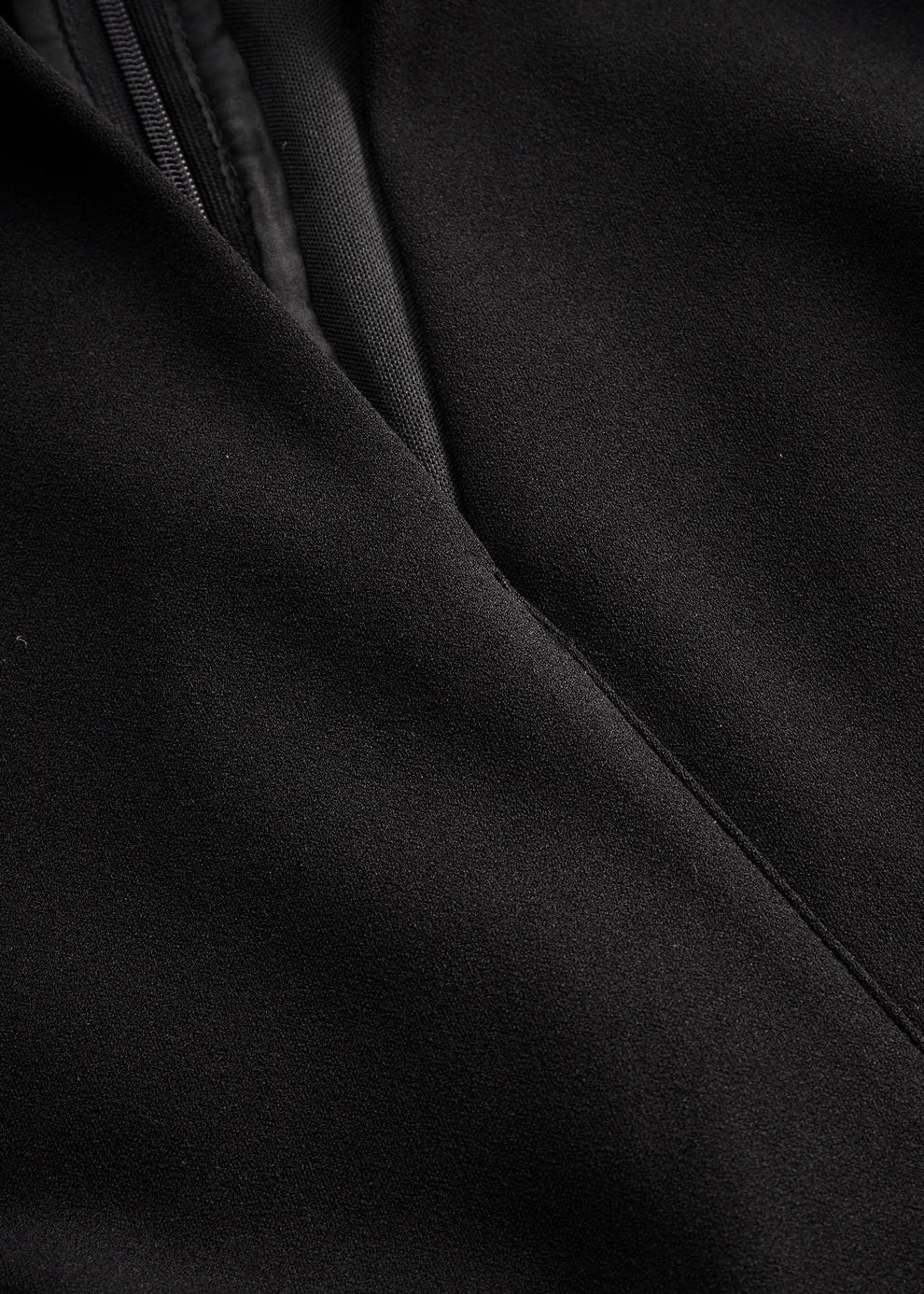 Noemí | Vestido negro refinado con cinturón
