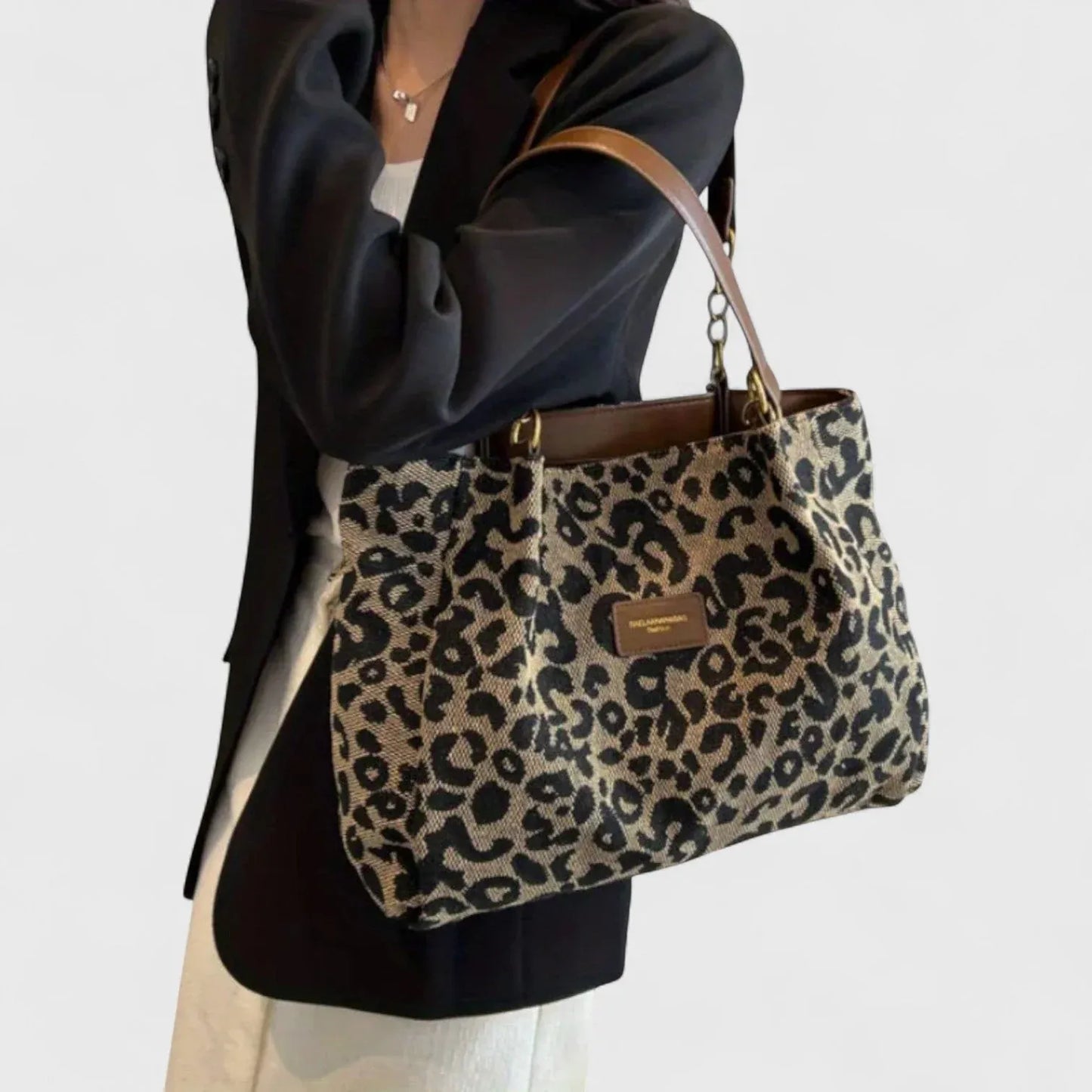 Bolso con elegante estampado de leopardo