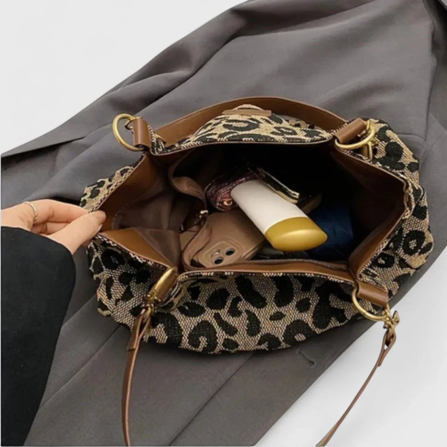 Bolso con elegante estampado de leopardo